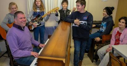 Alumnus Geert geeft muziekles aan kinderen met autisme.